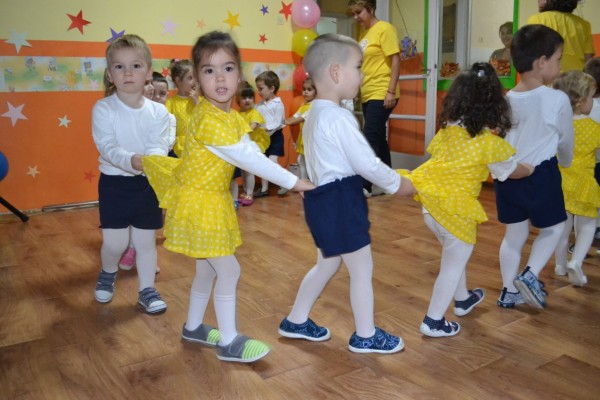 В Деня на християнското семейство обновената ДГ №13 „Мечо Пух“ официално отвори врати