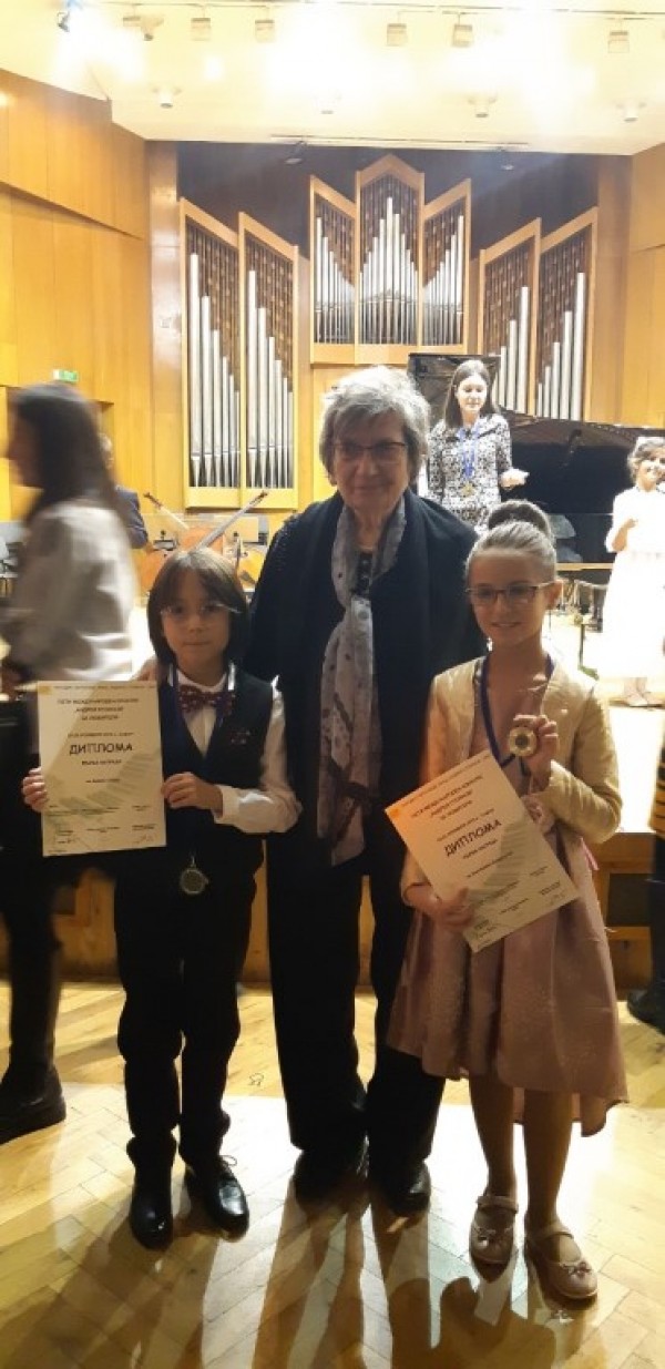 5 златни медала грабнаха талантливите ни пианисти