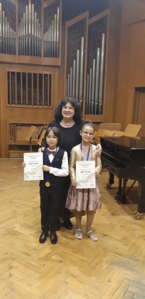 5 златни медала грабнаха талантливите ни пианисти