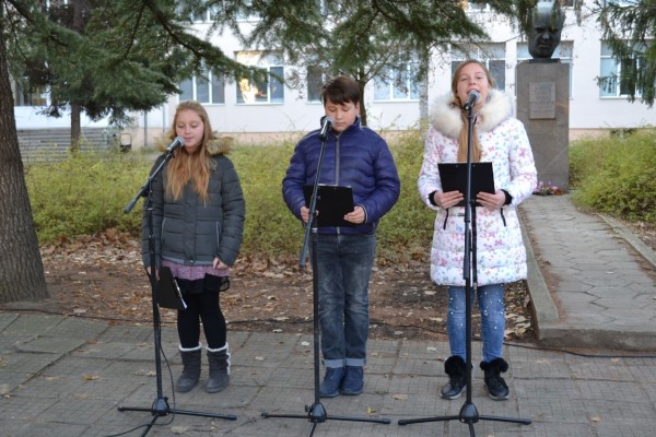 Цветя от Казанлък за акад. Петко Стайнов