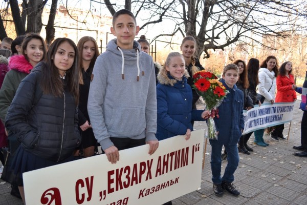 Цветя от Казанлък за акад. Петко Стайнов