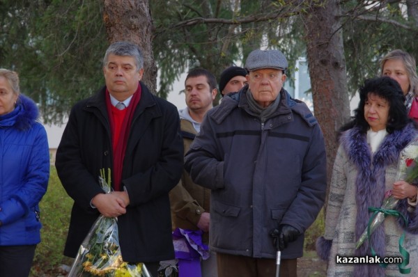 Цветя за Акад. Петко Стайнов