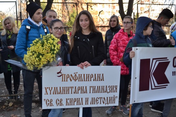 Цветя от Казанлък за акад. Петко Стайнов