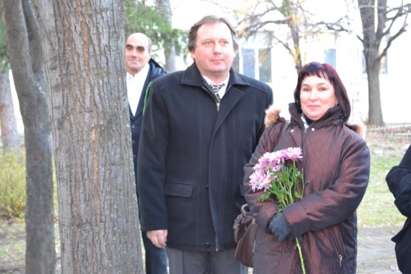 Цветя от Казанлък за акад. Петко Стайнов