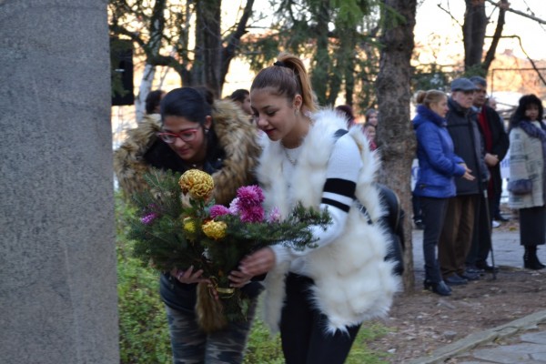 Цветя от Казанлък за акад. Петко Стайнов