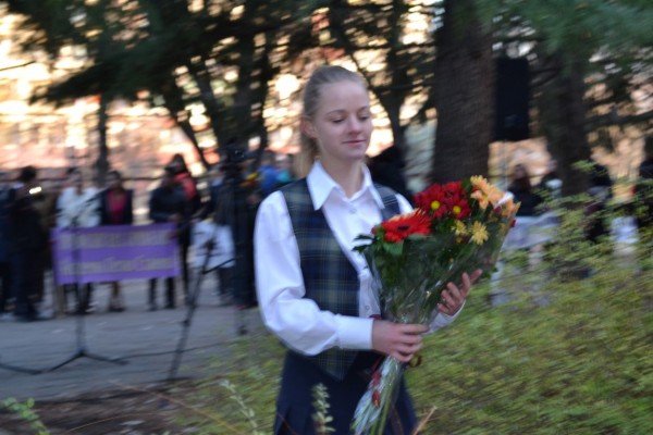 Цветя от Казанлък за акад. Петко Стайнов