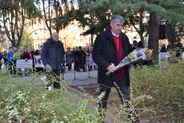 Цветя от Казанлък за акад. Петко Стайнов