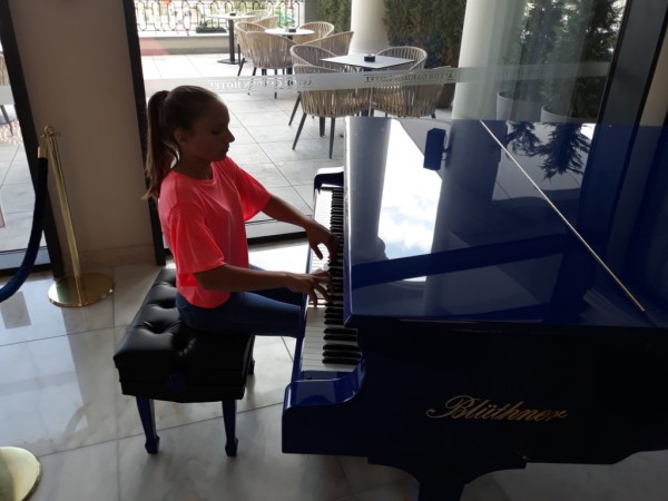 Нова серия от награди за казанлъшка пианистка Виктория Влахова