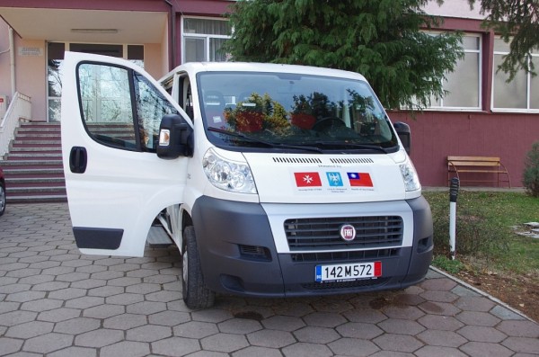 Чисто нов микробус ще превозва децата в дневния център в Бузовград