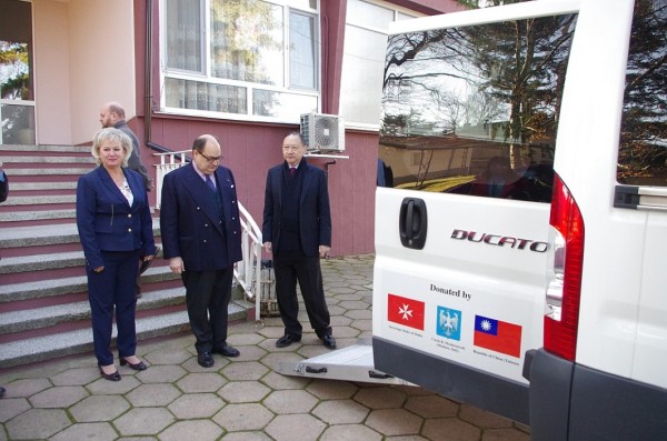 Чисто нов микробус ще превозва децата в дневния център в Бузовград