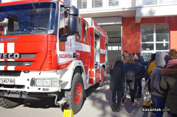 Ученици в Пожарната