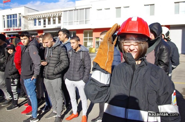 Ученици гасиха “пожари“ с доброволците в Пожарната