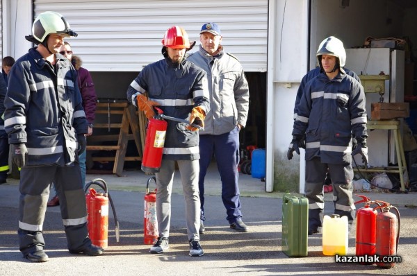 Ученици гасиха “пожари“ с доброволците в Пожарната