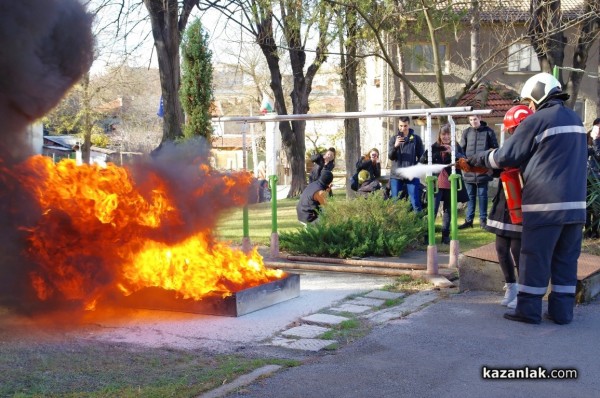 Ученици в Пожарната