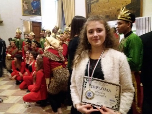 14-годишната певица Стефани Калчева се върна от Рим със сребърен медал