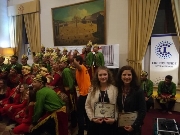 14-годишната певица Стефани Калчева се върна от Рим със сребърен медал