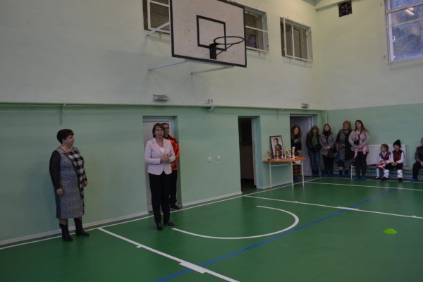 Децата на ОУ “Никола Вапцаров“ празнуват за обновения физкултурен салон