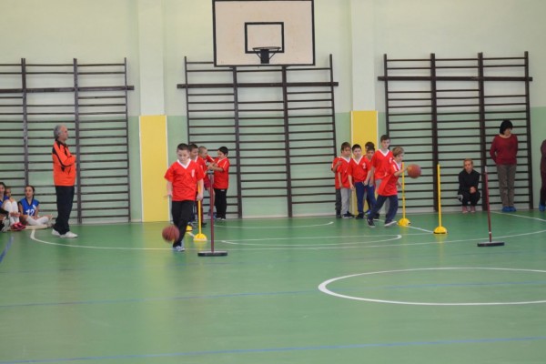 Децата на ОУ “Никола Вапцаров“ празнуват за обновения физкултурен салон