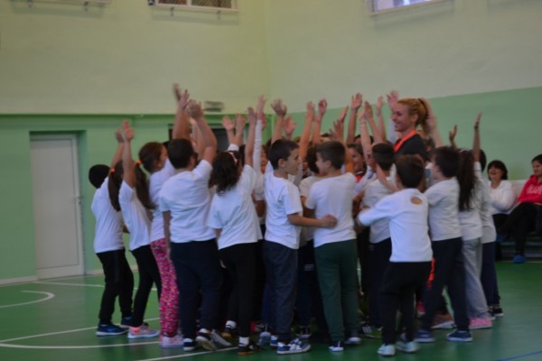 Децата на ОУ “Никола Вапцаров“ празнуват за обновения физкултурен салон