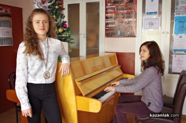 14-годишната певица Стефани Калчева се върна от Рим със сребърен медал