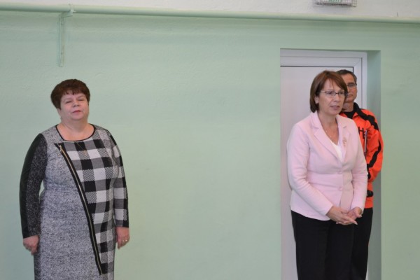 Децата на ОУ “Никола Вапцаров“ празнуват за обновения физкултурен салон