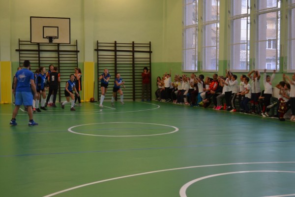 Децата на ОУ “Никола Вапцаров“ празнуват за обновения физкултурен салон