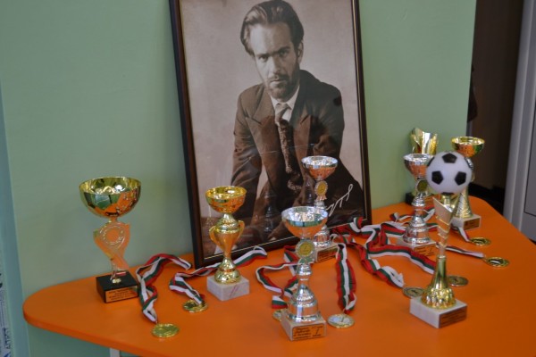 Децата на ОУ “Никола Вапцаров“ празнуват за обновения физкултурен салон