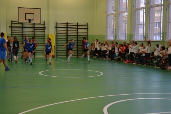 Децата на ОУ “Никола Вапцаров“ празнуват за обновения физкултурен салон