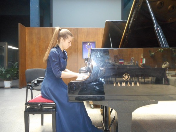 Адриана Узунова се класира за финала на конкурса “Стела Ослекова“