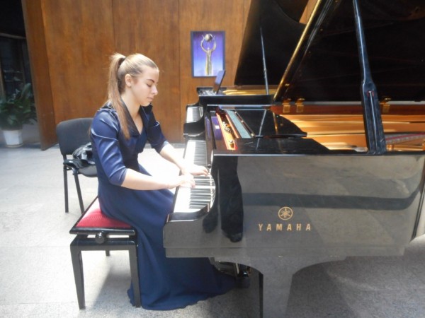 Адриана Узунова се класира за финала на конкурса “Стела Ослекова“