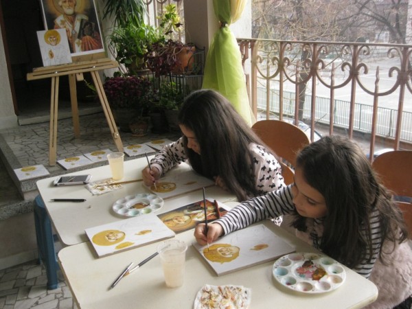 Малки зографи рисуват в коледното ателие на “Арт линия“