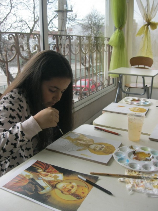 Малки зографи рисуват в коледното ателие на “Арт линия“