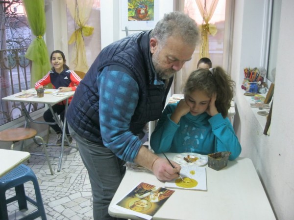 Малки зографи рисуват в коледното ателие на “Арт линия“