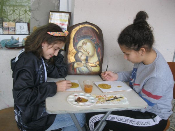 Малки зографи рисуват в коледното ателие на “Арт линия“