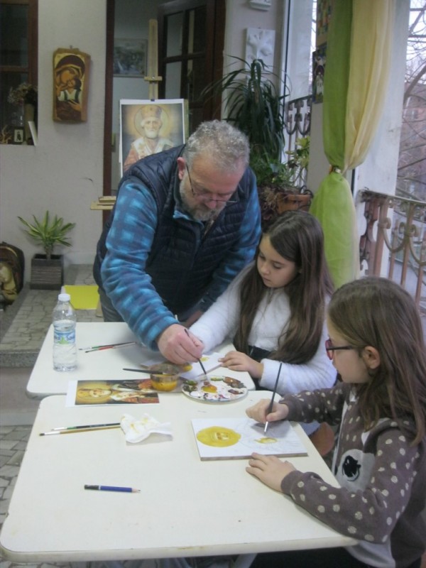Малки зографи рисуват в коледното ателие на “Арт линия“