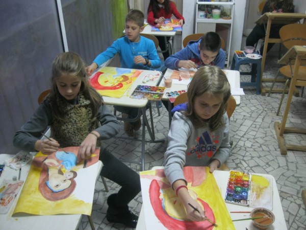 Малки зографи рисуват в коледното ателие на “Арт линия“