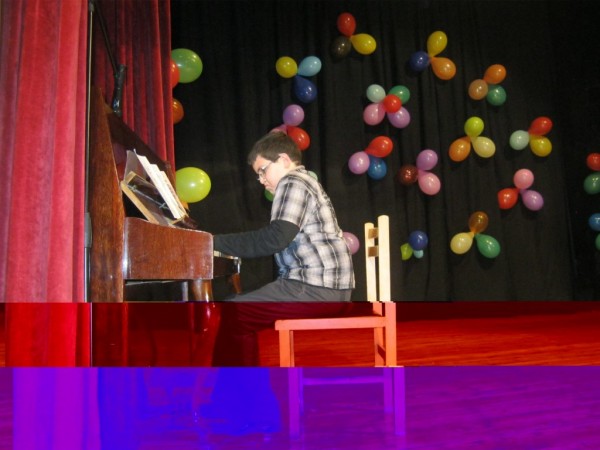 Школите по пиано и пеене в НЧ “Възродена Искра - 2000“ ще изнесат коледен концерт