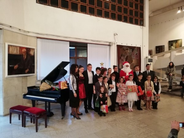 Юбилеен коледен концерт събра бивши и настоящи възпитаници на Елена Юлиянова