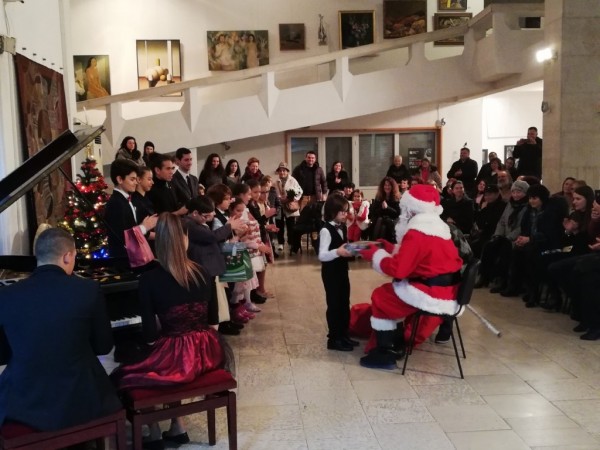 Юбилеен коледен концерт събра бивши и настоящи възпитаници на Елена Юлиянова