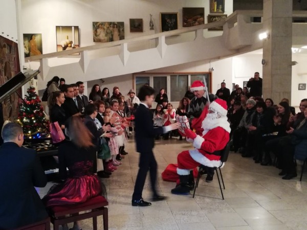 Юбилеен коледен концерт събра бивши и настоящи възпитаници на Елена Юлиянова