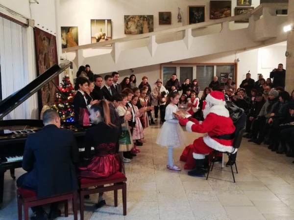 Юбилеен коледен концерт събра бивши и настоящи възпитаници на Елена Юлиянова