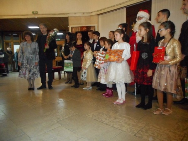 Юбилеен коледен концерт събра бивши и настоящи възпитаници на Елена Юлиянова