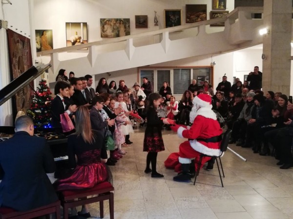 Юбилеен коледен концерт събра бивши и настоящи възпитаници на Елена Юлиянова