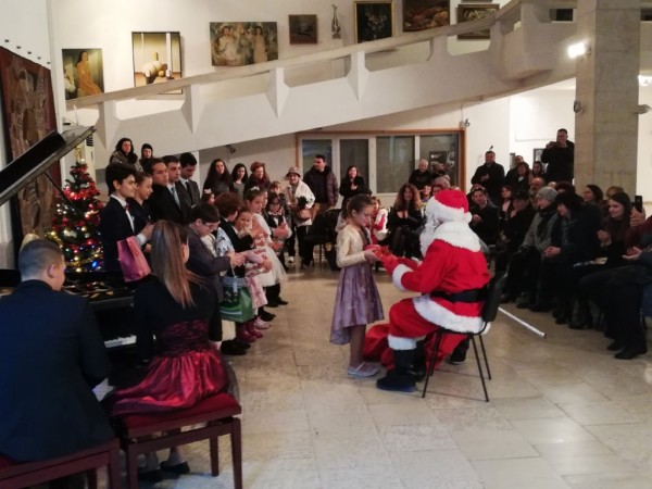 Юбилеен коледен концерт събра бивши и настоящи възпитаници на Елена Юлиянова