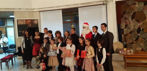 Юбилеен коледен концерт събра бивши и настоящи възпитаници на Елена Юлиянова