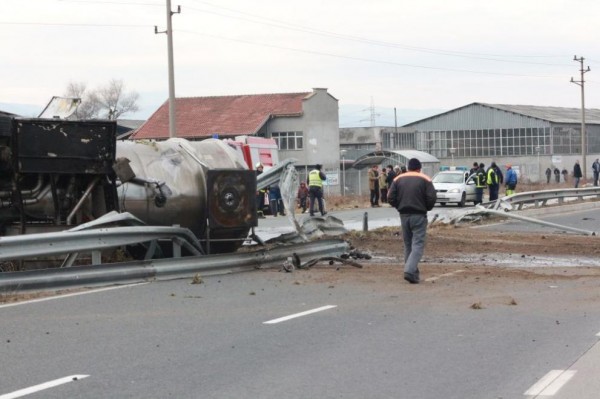 Цистерна с дизелово гориво се обърна на окловръстното в Казанлък