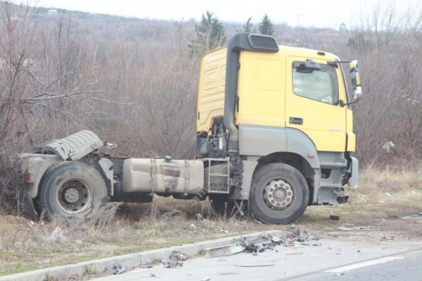Цистерна с дизелово гориво се обърна на окловръстното в Казанлък