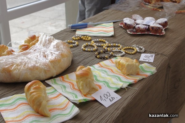 Учениците от СУ “Екзарх Антим I“ организираха благотворителен базар за Маги