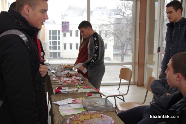 Учениците от СУ “Екзарх Антим I“ организираха благотворителен базар за Маги