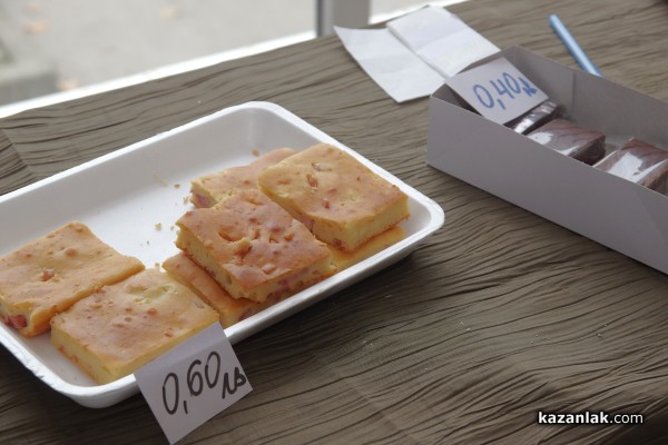 Учениците от СУ “Екзарх Антим I“ организираха благотворителен базар за Маги